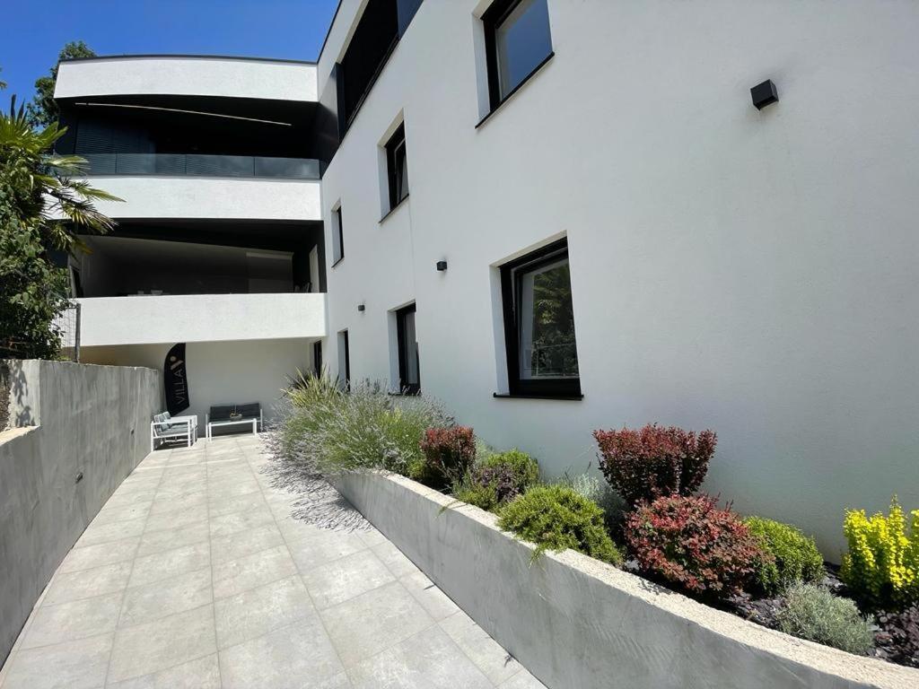 Aparthotel Villa V With Heated Pool Rijeka Exterior photo